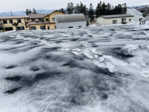 雪がなかなか溶けないので融雪剤を撒きました